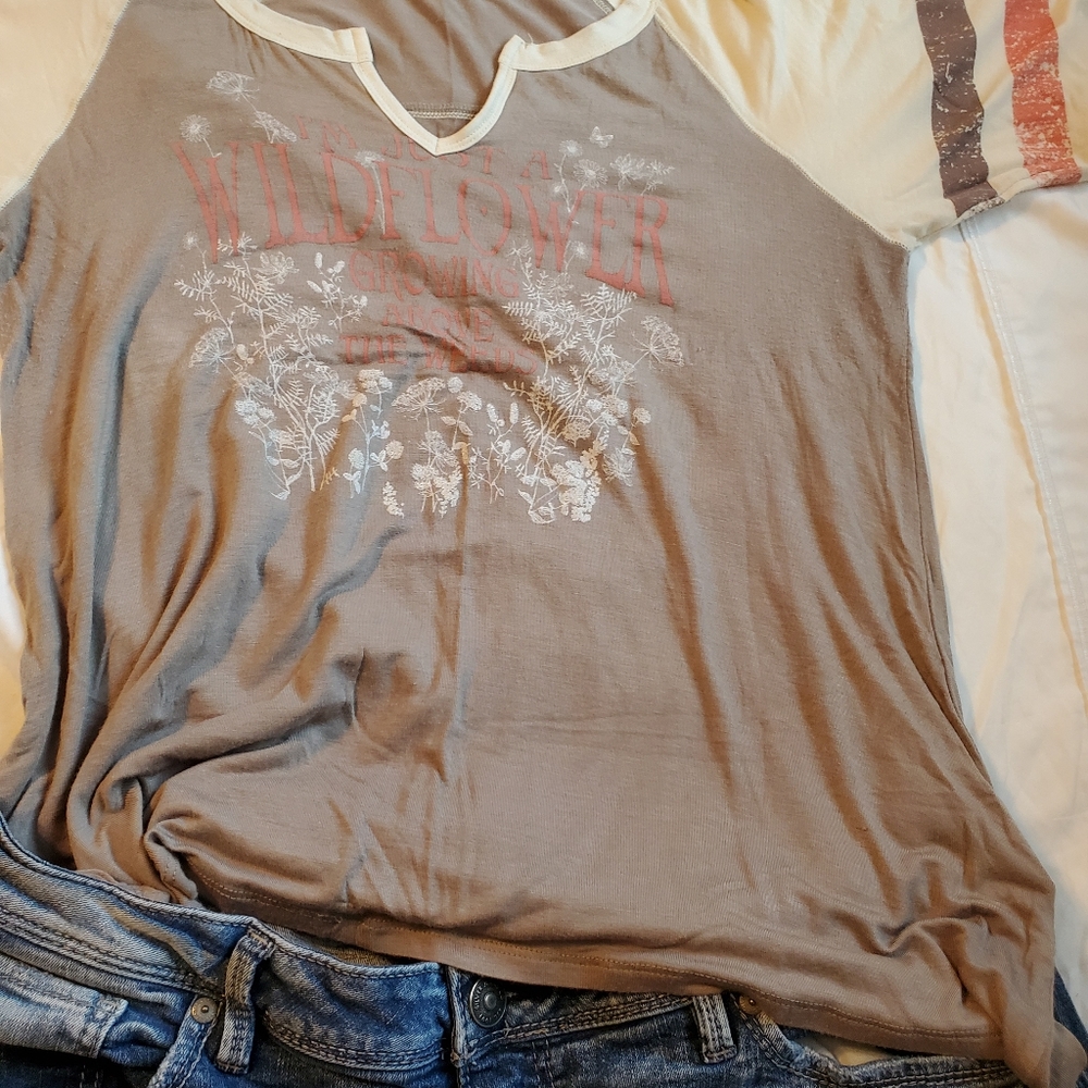 Super cute v-neck tee! Super soft and